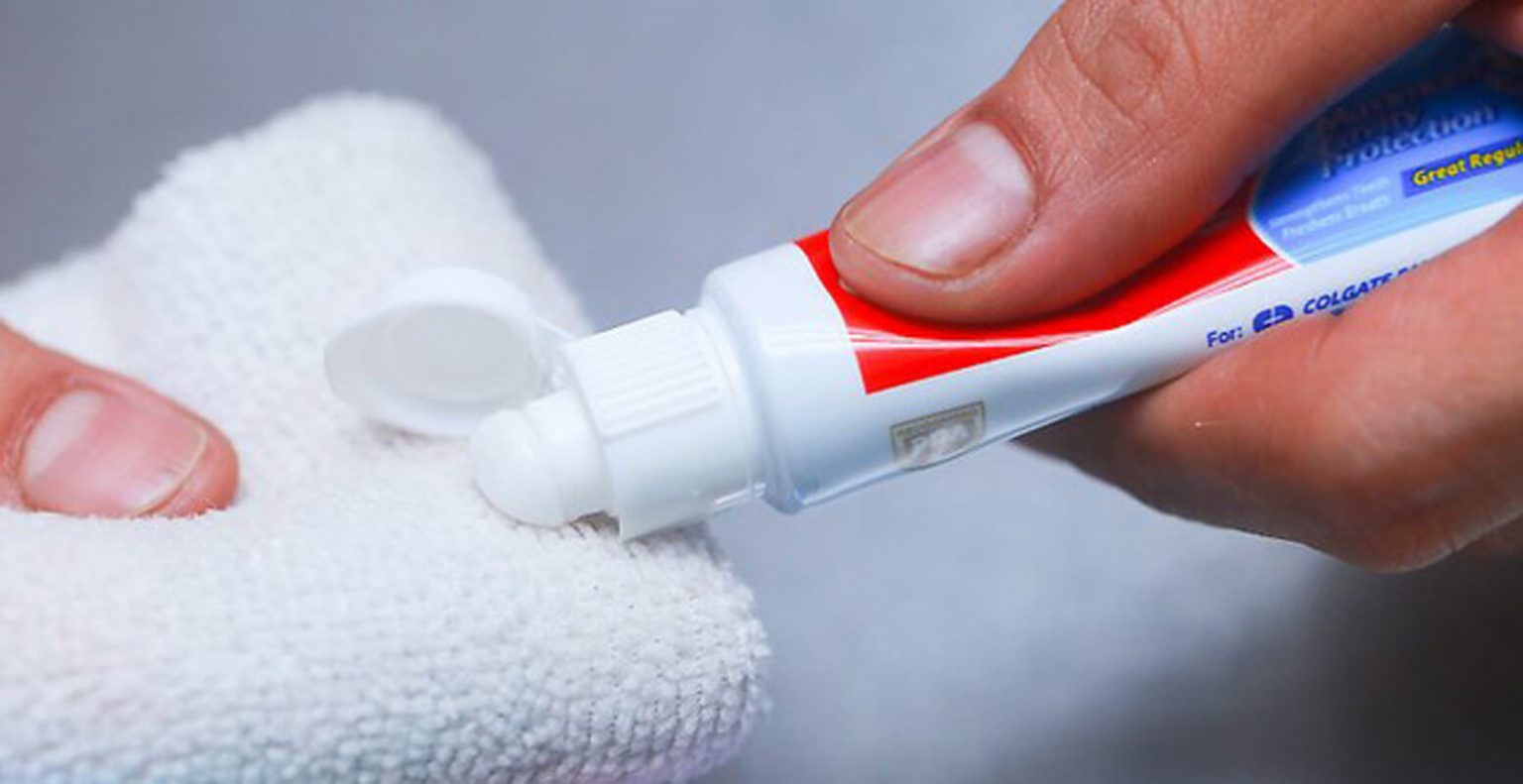 Cách Vệ Sinh Màn Hình Tivi LED Đúng Cách, Không Lo Xước Vỡ Cách Vệ Sinh Màn Hình Tivi LED Đúng Cách, Không Lo Xước Vỡ