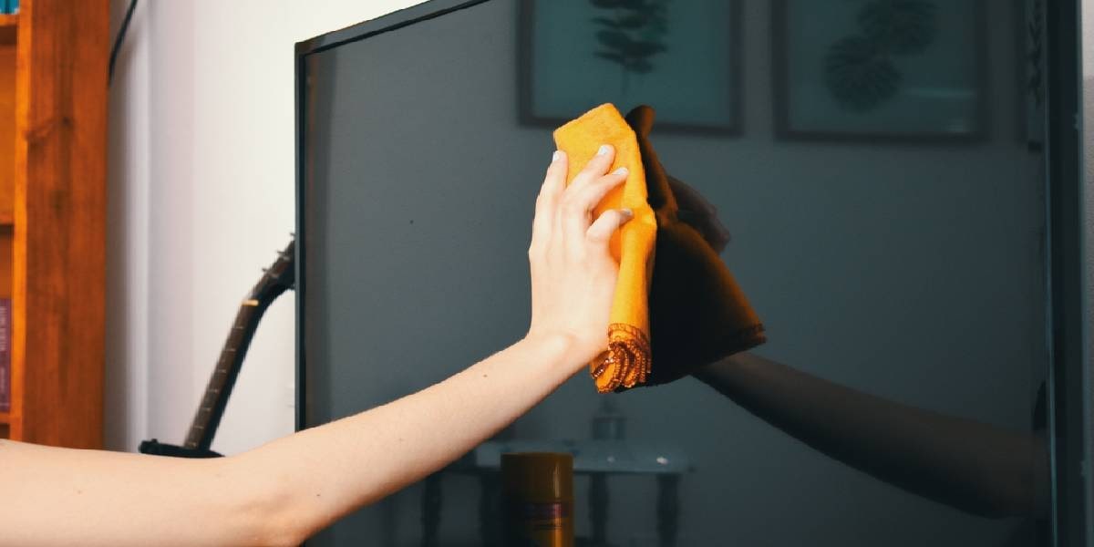 Cách Vệ Sinh Màn Hình Tivi LED Đúng Cách, Không Lo Xước Vỡ Cách Vệ Sinh Màn Hình Tivi LED Đúng Cách, Không Lo Xước Vỡ