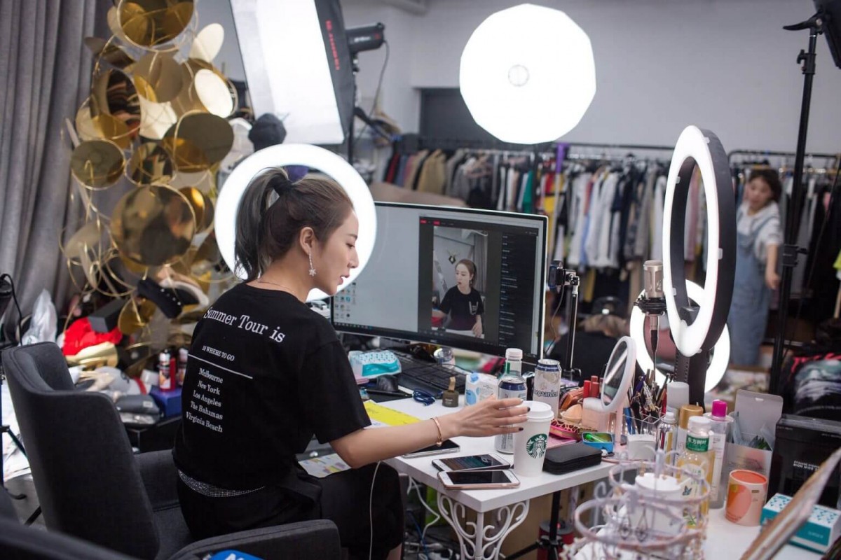 Có Nên Mua Hàng Livestream Không? Ưu Nhược Điểm Khi Mua Mua Hàng Online Có Nên Mua Hàng Livestream Không? Ưu Nhược Điểm Khi Mua Mua Hàng Online