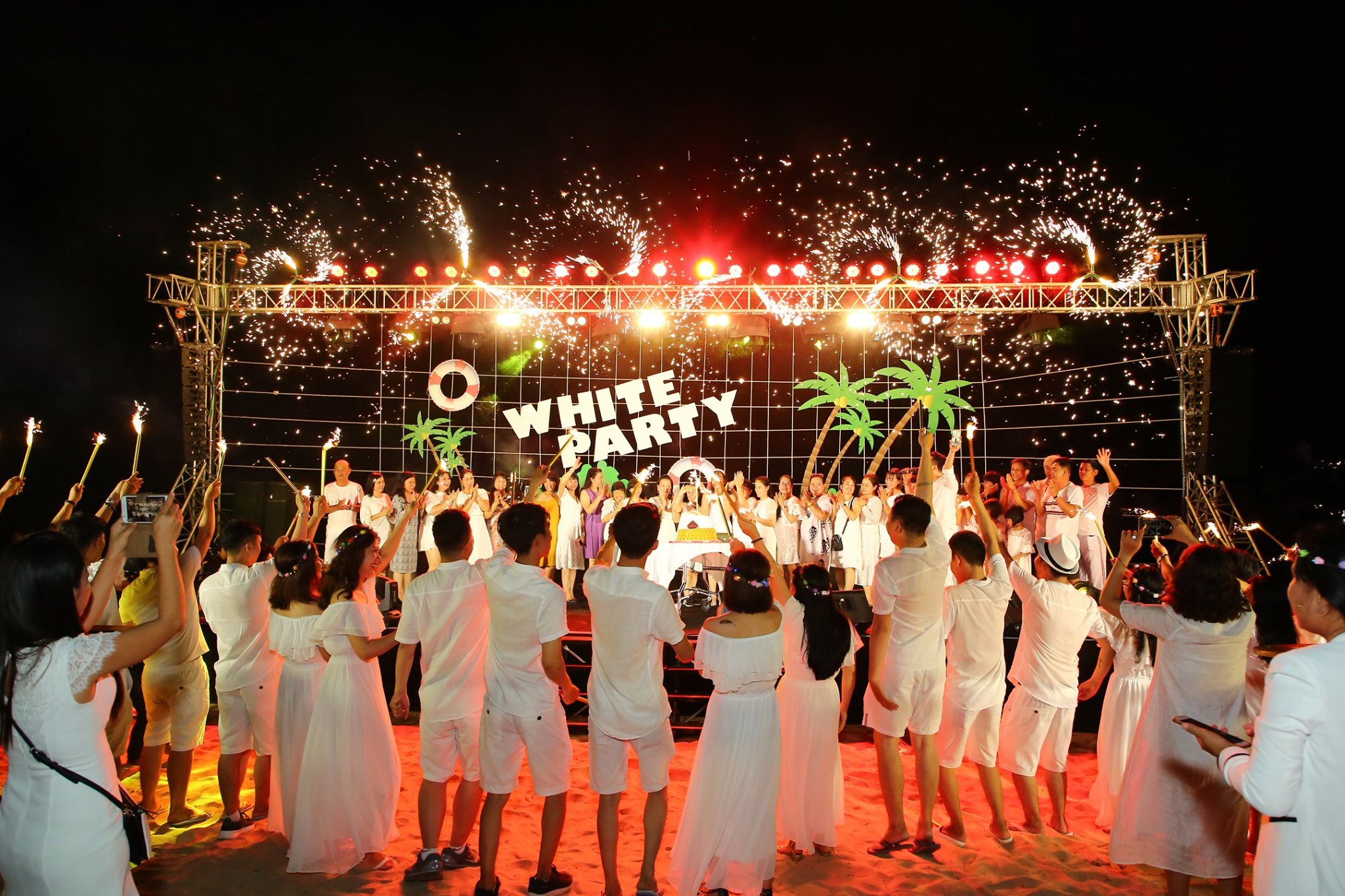Gala Dinner Mặc Gì? Bí Quyết Chọn Trang Phục Hoàn Hảo Cho Sự Kiện Sang Trọng Gala Dinner Mặc Gì? Bí Quyết Chọn Trang Phục Hoàn Hảo Cho Sự Kiện Sang Trọng