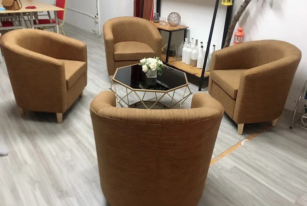 Mẫu Bàn Ghế Talkshow: Tạo Nên Không Gian Trò Chuyện Hấp Dẫn Mẫu Bàn Ghế Talkshow: Tạo Nên Không Gian Trò Chuyện Hấp Dẫn