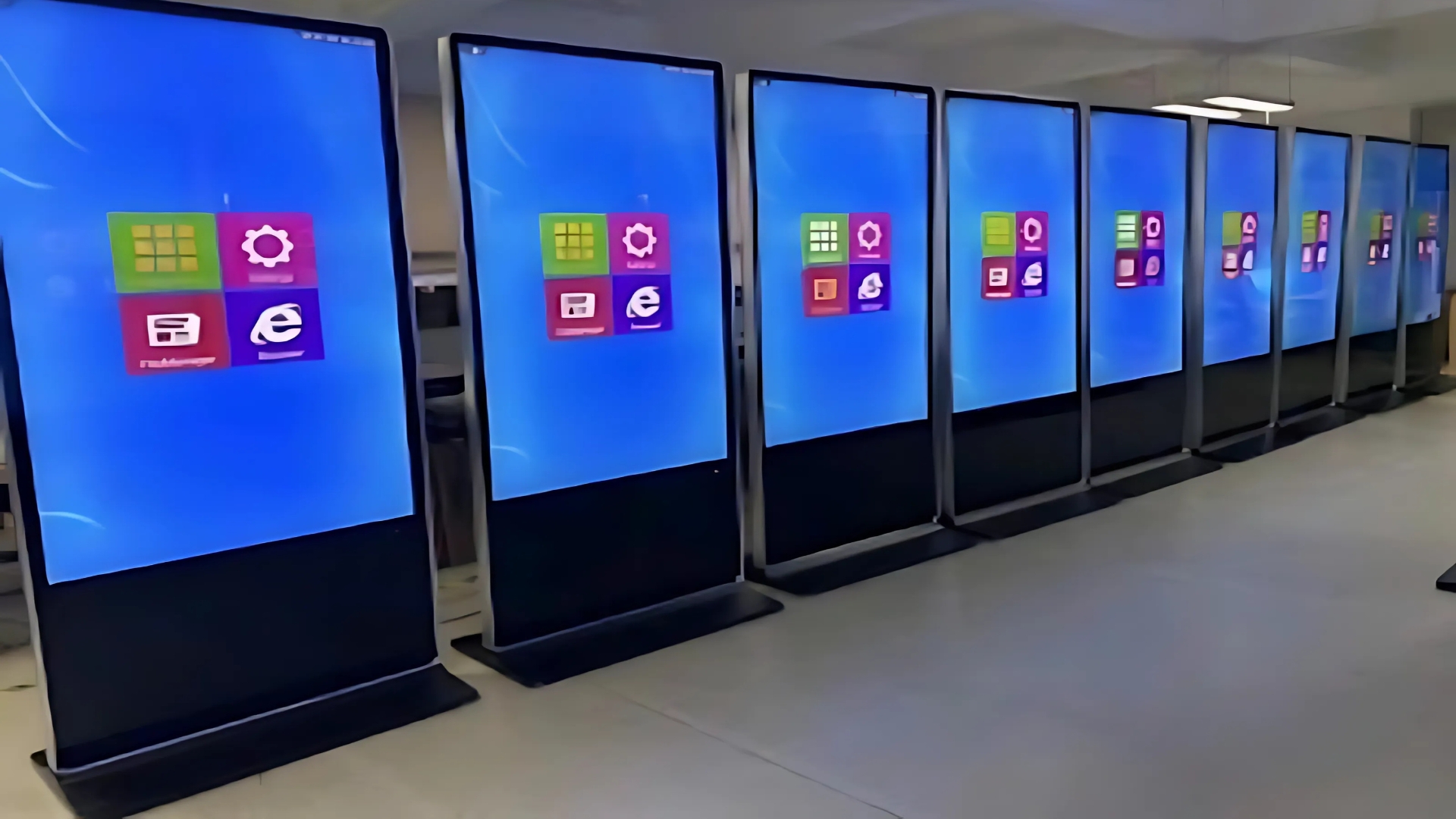 Standee Điện Tử Là Gì? Cấu Tạo, Ưu Điểm Và Ứng Dụng Standee Điện Tử Là Gì? Cấu Tạo, Ưu Điểm Và Ứng Dụng