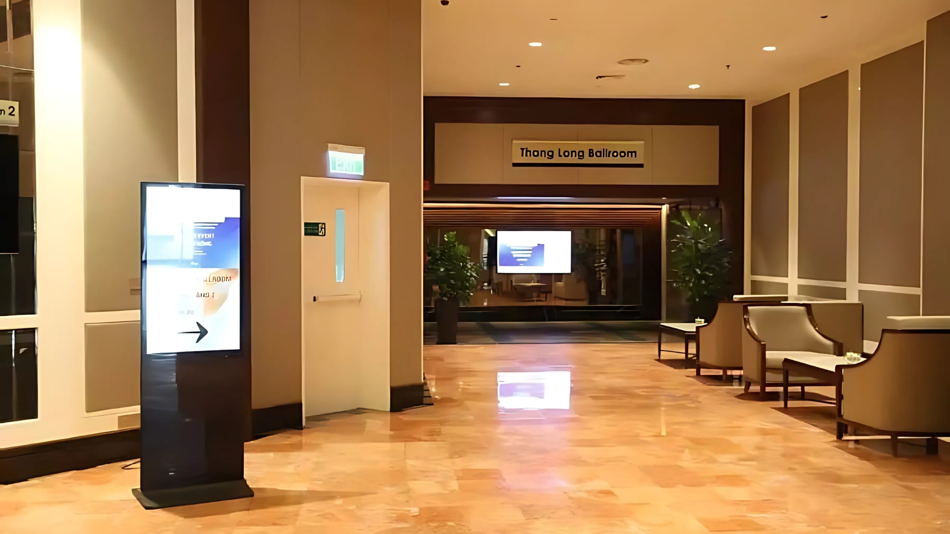 Standee Điện Tử Là Gì? Cấu Tạo, Ưu Điểm Và Ứng Dụng Standee Điện Tử Là Gì? Cấu Tạo, Ưu Điểm Và Ứng Dụng