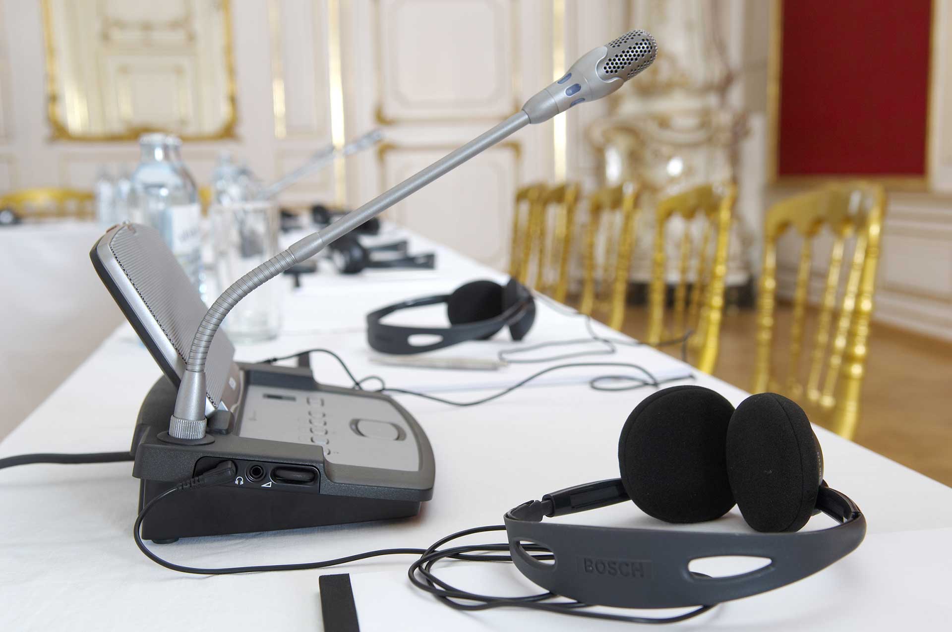 Tai Nghe Phiên Dịch Là Gì? Thuê Tai Nghe Phiên Dịch Ở Đâu? Tai Nghe Phiên Dịch Là Gì? Thuê Tai Nghe Phiên Dịch Ở Đâu?